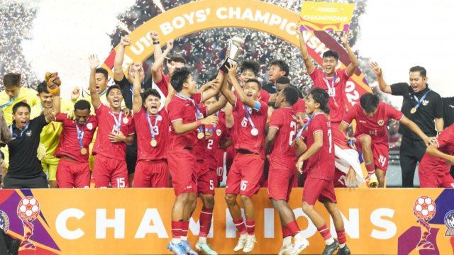 Timnas Indonesia U-19 saat merayakan juara Piala AFF U-19 usai kalahkan Thailand di final yang berlangsung di Stadion Gelora Bung Tomo, Surabaya, Senin (29/7/2024). Foto: PSSI