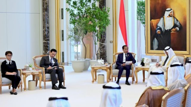 Presiden RI Joko Widodo (Jokowi) saat melakukan pertemuan bilateral dengan Presiden Mohamed bin Zayed Al Nahyan (MBZ) di Qasr Al Watan, Abu Dhabi, Rabu, (17/07/2024). (Foto: BPMI Setpres) 