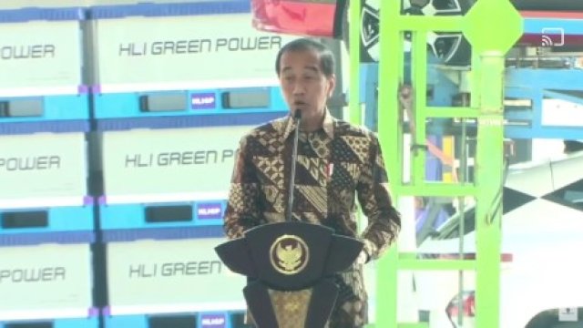 Presiden Jokowi saat meresmikan pabrik baterai kendaraan listrik milik PT Hyundai LG Indonesia di Karawang, Jawa Barat, Rabu (3/7/2024).