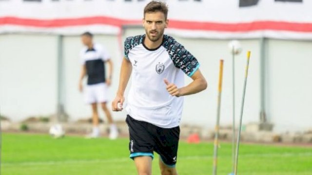 Striker PSM Makassar, Nermin Haljeta saat mengikuti sesi latihan di Stadion Kalegowa beberapa waktu lalu. (foto: Official PSM Makassar) 