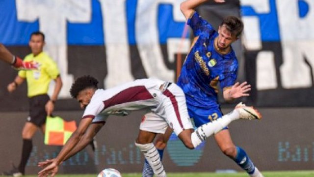 Duel pemain PSM Makassar versus Persib Bandung di laga pembuka Grup A, Piala Presiden 2024 di Stadion Si Jalak Harupat, Bandung, Jumat (19/7/2024). Foto: Official Persib)