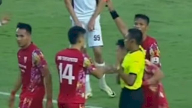 Tangkapan layar saat wasit menghadiahi kartu merah langsung ke Rian Miziar setelah dianggap menjatuhkan Nermin Haljeta pada duel PSM Makassar versus Persis Solo di Grup A Piala Presiden 2024. 