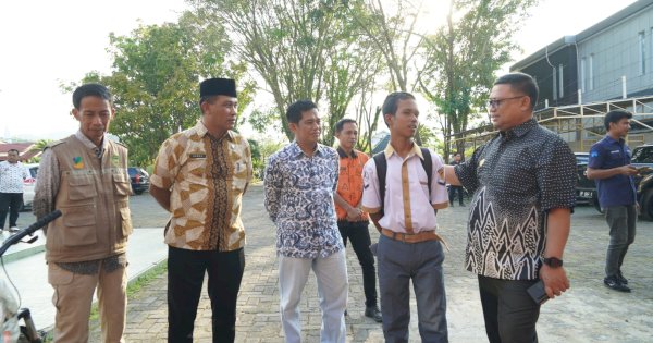 Tempuh Jarak 10 KM, Pj Wali Kota Palopo Beri Bantuan Sepeda ke Siswa SMK 