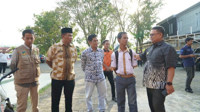 Tempuh Jarak 10 KM, Pj Wali Kota Palopo Beri Bantuan Sepeda ke Siswa SMK 