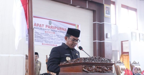 Pj Bupati-Ketua DPRD Takalar Tandatangani Persetujuan Bersama Ranperda 2025