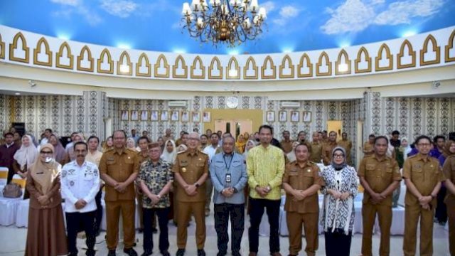 Foto bersama Pj. Gubernur dan stakeholder terkait usai peluncuran Aplikasi Sistem Informasi Beasiswa yang diberi nama SI-BESI bertempat di Ruang Dulohupa, Kantor Gubernur Gorontalo, Selasa (6/08/2024).