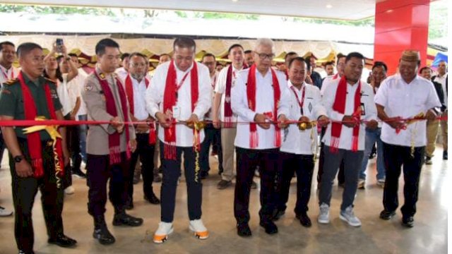 Pj. Gubernur Gorontalo, Rudy Salahuddin (tengah), menggunting pita peresmian kantor cabang dan pusat distribusi Alfamart di Desa Datahu, Kecamatan Tibawa, Kabupaten Gorontalo, Rabu (7/8/2024).