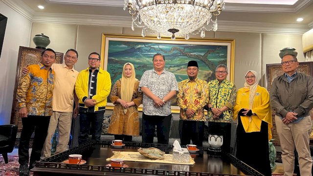 Bakal calon gubernur dan calon wakil gubernur Sulsel, Andi Sudirman Sulaiman-Fatmawati Rusdi menyambangi kediaman Ketua Umum DPP Golkar, Airlangga Hartarto, di Kawasan Widya Chandra, Jakarta Selatan, Rabu (7/8/2024) malam. (Istimewa) 