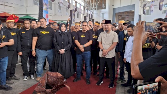 Andi Sudirman Sulaiman dan Fatmawati Rusdi saat disambut angngaru di acara Konsolidasi Tim Dozer, di Hotel Swiss Bell Pannakukang, Makassar, pada Kamis (8/8/2024). 