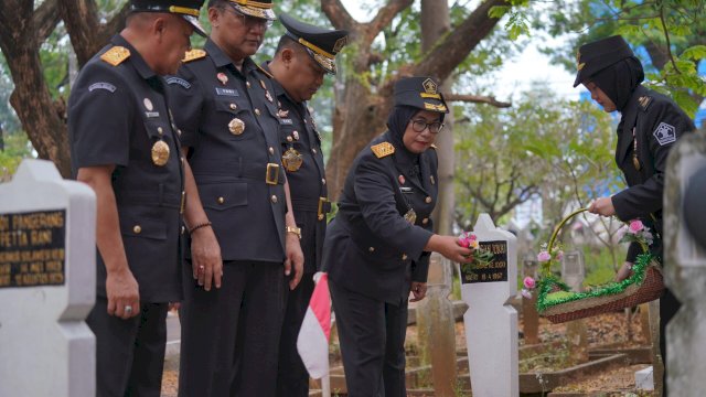 Tabur Bunga di TMP Panaikang, Refleksi Pengabdian dan Penghormatan Kemenkumham Sulsel pada Hari Pengayoman ke-79