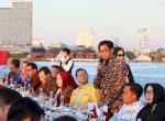 Kuliner Sambil Sailing Naik Phinisi, Peserta KIM Fest 2024 Nikmati Senja di Laut Losari 