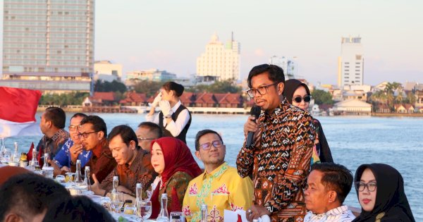 Kuliner Sambil Sailing Naik Phinisi, Peserta KIM Fest 2024 Nikmati Senja di Laut Losari 