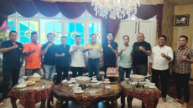 Tim dan keluarga Tasming Hamid bertandang ke rumah Wakil Ketua Umum Partai Golkar, Nurdin Halid pada Sabtu (10/4/2024). 