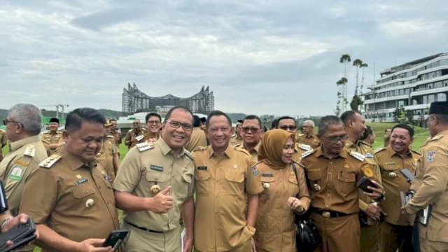 Wali Kota Makassar, Moh Ramdhan Pomanto berfoto bersama Menteri Dalam Negeri, Tito Karnavian di IKN, pada Selasa (13/8/2024). (Istimewa) 