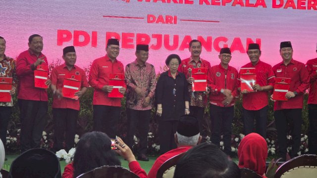 DPP PDIP resmi menyerahkan rekomendasi usungan kepada Moh Ramdhan 'Danny' Pomanto untuk maju di Pilgub Sulsel 2024.