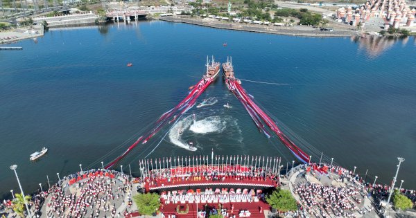 Bendera Merah Putih 7.900 Meter Membentang di Perairan Pantai Losari