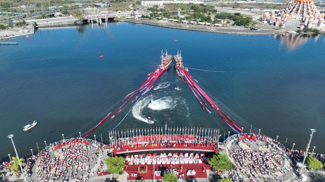 Bendera Merah Putih 7.900 Meter Membentang di Perairan Pantai Losari