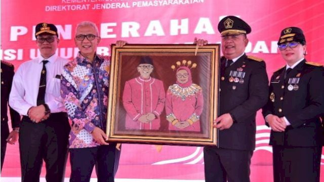 Pj Gubernur Gorontalo Rudy Salahuddin saat menerima cenderamata hasil karya warga binaan, saat kunjungan sekaligus dalam rangka pemberian remisi kepada Narapidana di sejumlah lapas se Provinsi Gorontalo, Sabtu, (18/7/2024).