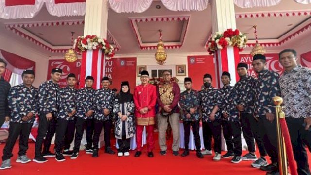 11 orang eks narapidana terorisme (Napiter) foto bersama Pj Gubernur Gorontalo Rudy Salahuddin usai upacara HUT ke-79 Republik Indonesia yang berlangsung di Rumah Jabatan Gubernur Gorontalo, Sabtu (17/8/2024).