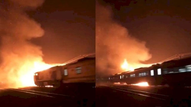 Tangkapan layar detik-detik kereta api menerobos kobaran api di Karawang, Jawa Barat. (Foto: Instagram @fakta.jakarta)