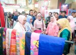 Potret Indira Yusuf Ismail Dampingi Iriana Jokowi Saat Bimtek Hortikultura dan Tinjau Produk Kerajinan di Makassar