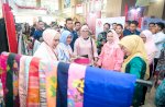 Potret Indira Yusuf Ismail Dampingi Iriana Jokowi Saat Bimtek Hortikultura dan Tinjau Produk Kerajinan di Makassar
