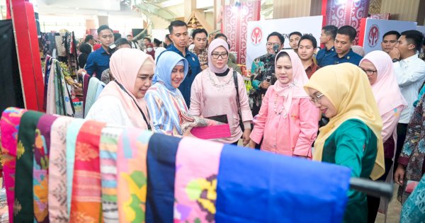 Potret Indira Yusuf Ismail Dampingi Iriana Jokowi Saat Bimtek Hortikultura dan Tinjau Produk Kerajinan di Makassar