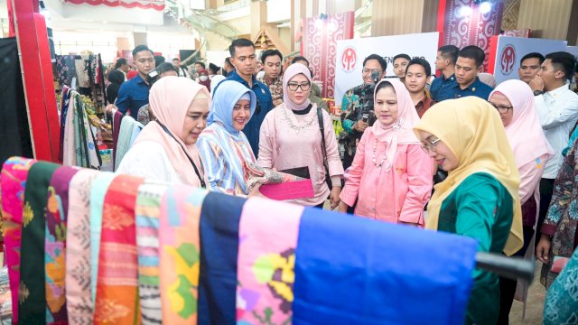 Potret Indira Yusuf Ismail Dampingi Iriana Jokowi Saat Bimtek Hortikultura dan Tinjau Produk Kerajinan di Makassar