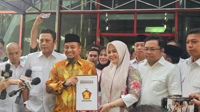 DPP Gerindra telah menyerahkan formulir persetujuan partai politik atau B1 KWK kepada pasangan calon gubernur dan calon wakil gubernur Sulsel, Andi Sudirman Sulaiman-Fatmawati Rusdi.