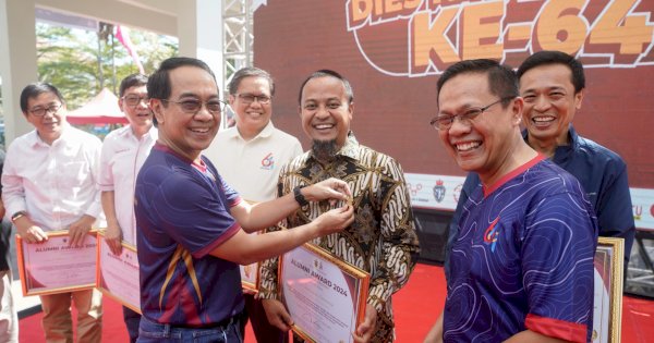 Andi Sudirman Raih Penghargaan ‘Alumni Fakultas Teknik’, Rektor Unhas: Selamat Pak Gub