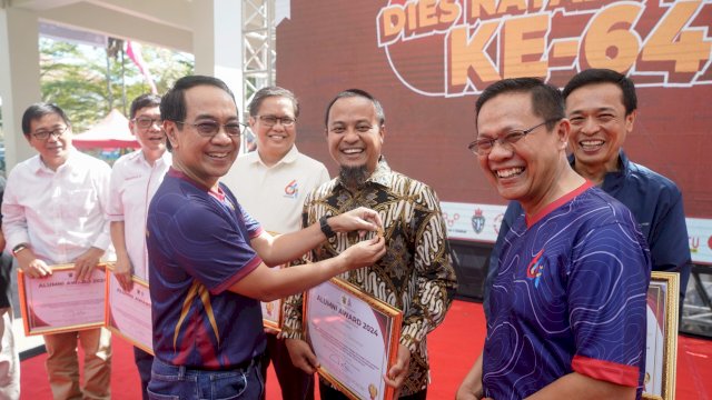 Andi Sudirman Raih Penghargaan ‘Alumni Fakultas Teknik’, Rektor Unhas: Selamat Pak Gub