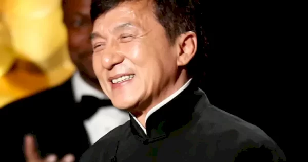 Jackie Chan Lelang Jaket Bersejarah, Rp1,5 Miliar untuk Kegiatan Sosial di Indonesia