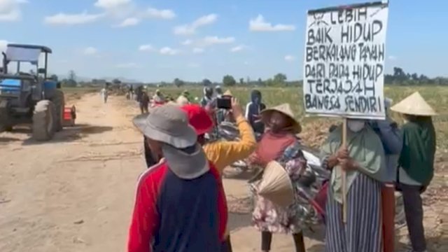 Puluhan warga Polombangkeng, Kabupayen Takalar, memasuki kawasan perkebunan tebu di desa Lasang Barat lantaran perusahaan PTPN yang terus melakukan pengolahan lahan hingga memupuk tanaman tebu padahal HGU telah kadaluarsa. (foto: Ist) 