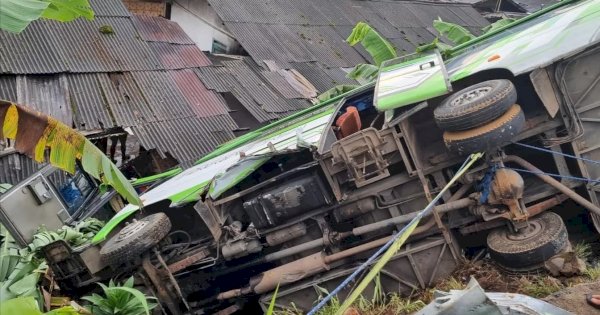 Penampakan Bus di Puncak Bogor Terjun ke Jurang, 9 Orang Luka-luka 