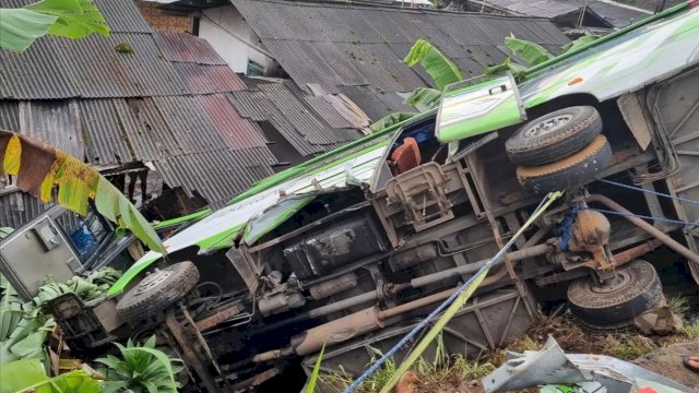 Bus pariwisata mengalami kecelakaan di jalur alternatif Puncak, Bogor, Jawa Barat dan terguling ke jurang, pada Sabtu (3/8/2024). (Foto: Polsek Cisarua) 