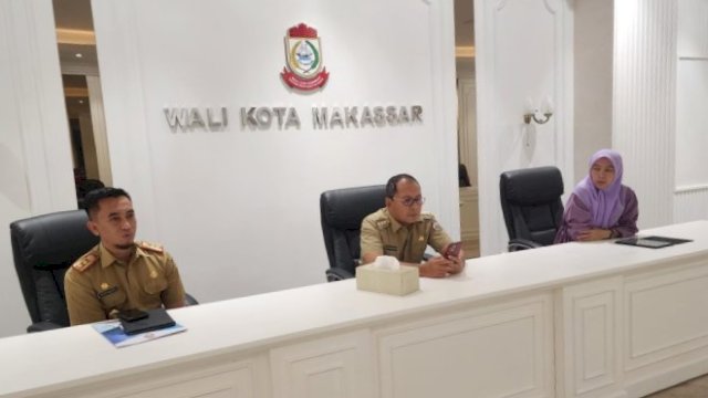 Wali Kota Makassar, Moh Ramdhan Pomanto (kanan) bersama Kadis PM PTSP Makassar, Helmy Budiman beberapa waktu lalu. 