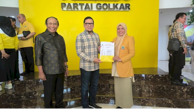 Pasangan Bupati dan Wakil Bupati Maros, Chaidir Syam dan Suhartina Bohari, resmi mengantongi dukungan dari Partai Golkar. Dukungan itu sudah berbentuk Surat Keputusan (SK) yang ditanda tangani oleh ketua Golkar, Airlangga Hartarto.