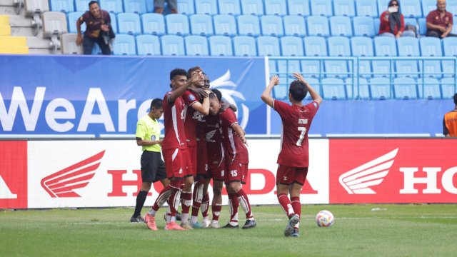 Pemain PSM Makassar melakukam seleberasi usai Nermin Haljeta memcetak gol kedua pada laga melawan Persis Solo di pekan pertama Liga 1 musim 2024-2025. (foto: Official PSM) 