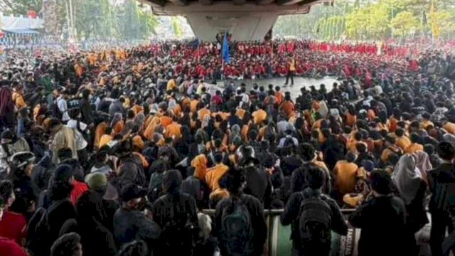 Demonstrasi mahasiswa di Makassar menolak penetapan RUU Pilkada. (Istimewa) 