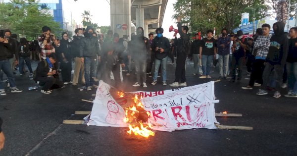 Mahasiswa di Makassar Kembali Turun ke Jalan, Gelar Demo di Fly Over 