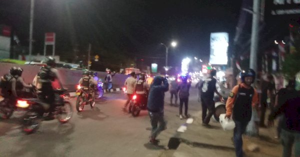 Demo Mahasiswa di Makassar Berakhir Ricuh, Polisi Pukul Mundur Massa 