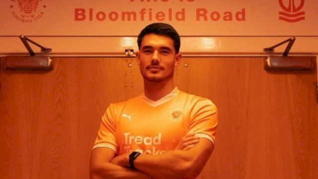 Elkan Baggott saat resmi diperkenalkan klub League One Inggris, Blackpool. (Foto: Ig/@blackpoolfc) 