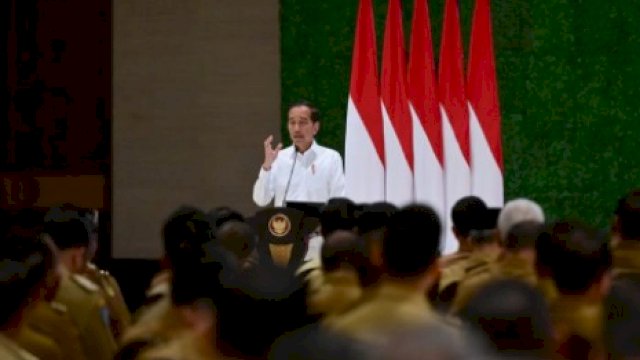 Presiden Jokowi saat memberikan pengarahan secara khusus kepada para gubernur seluruh Indonesia, di Ruang Sidang Kabinet Paripurna, Istana Garuda Ibu Kota Nusantara, Kalimantan Timur, pada Selasa (13/08/2024). (Foto: Ig/@jokowi) 