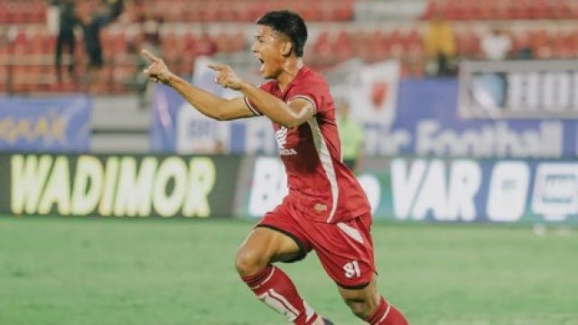 Pemain PSM Makassar, Abdul Rahman saat melakukan seleberasi usai mencetal gol kemenangan PSM di laga pekan kedua melawan PSBS Biak, di Stadion Kapten I Wayan Dipta, Bali, Jumat (16/8/2024). (Foto: Official PSM) 