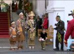 Potret Gibran Gunakan Baju Adat Papua Saat Tiba di Istana Merdeka 