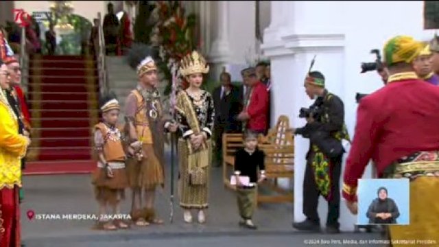 Potret Gibran Gunakan Baju Adat Papua Saat Tiba di Istana Merdeka 