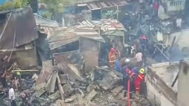 Kebakaran Hebat di Makassar, 14 Rumah Hangus Dilalap Api 