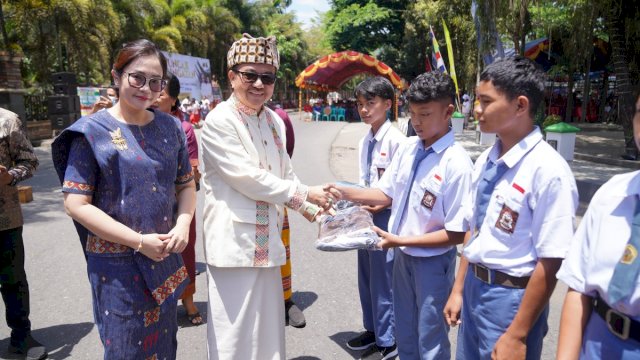 Pemprov Sulsel Serahkan Bantuan Paket Olahan Makanan Ikan kepada Warga Tana Toraja