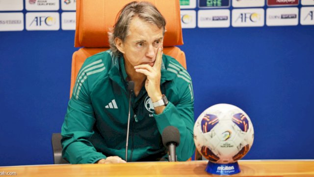 Pelatih Timnas Arab Saudi, Roberto Mancini saat sesi press conference jelang melawan Timnas Indonesia di ronde ketiga Kualifikasi Piala Dunia 2026. (foto: Reuters) 