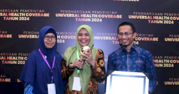 Pemkab Maros Terima Penghargaan Universal Healty Coverage dari Pemerintah Pusat